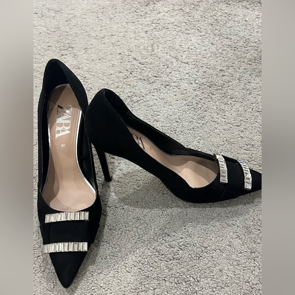 Black suede Zara Heels. Used once only. In excellent condition - Picture 2 of 4